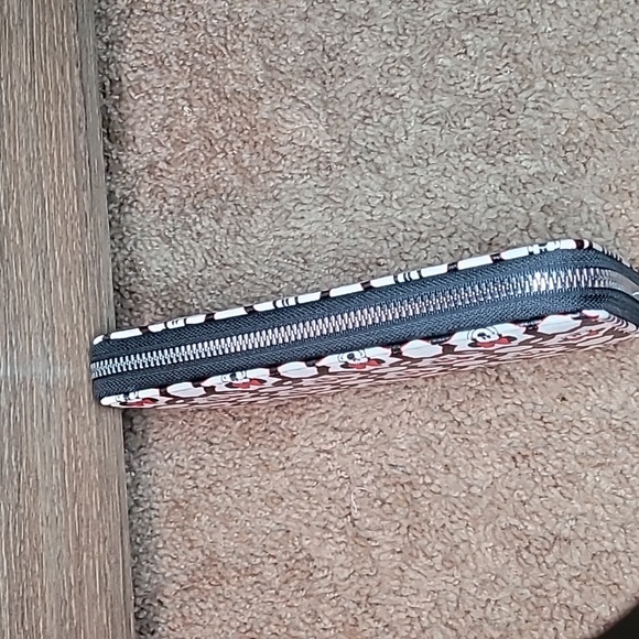 Disney minnie mouse wallet BRAND NEW Disney's Mickey & Minnie Zip Around - Picture 9 of 15